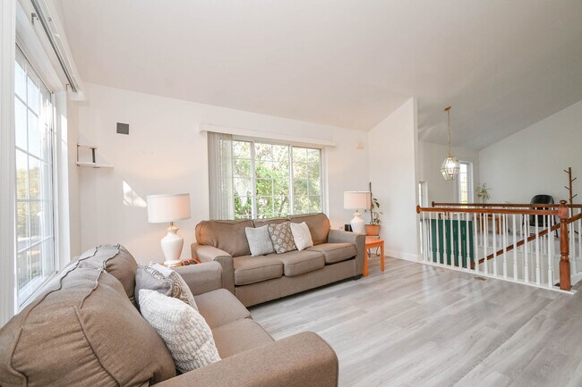 Building Photo - 714 S Rosehall Ln