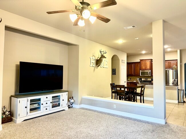 Building Photo - 800 Chatsworth Dr