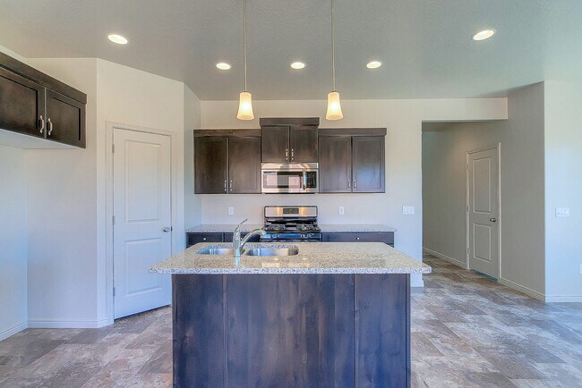 Building Photo - 4 Bedroom End Unit in Sienna Hills! Small Dog Friendly!