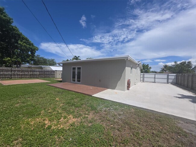 Building Photo - 9971 Dominican Dr