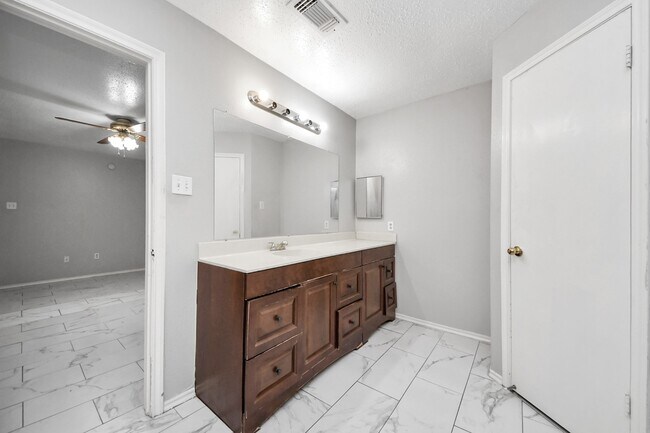 Building Photo - 527 Oakdale Dr