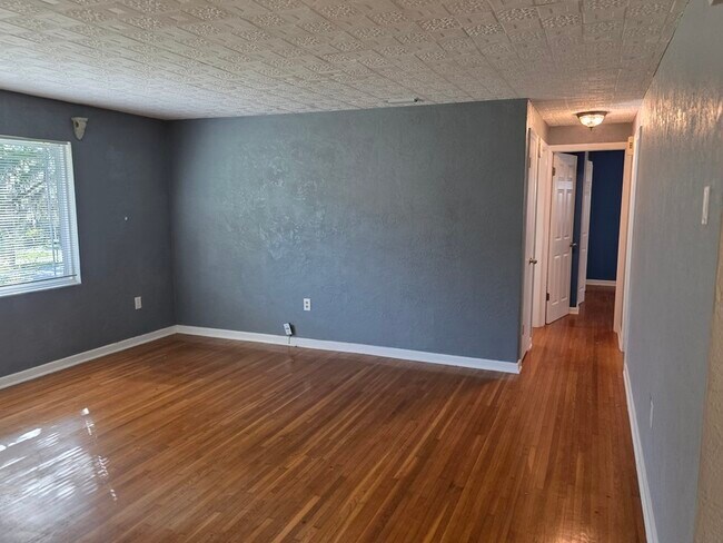 Building Photo - 220 Buena Vista St