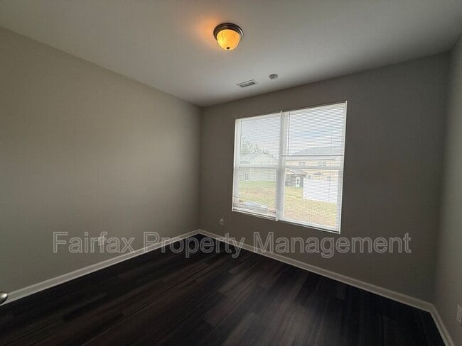 Building Photo - 127 Rosebud Ln