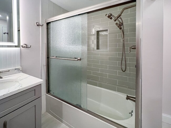 Building Photo - Gorgeous and newly renovated townhouse-sty...