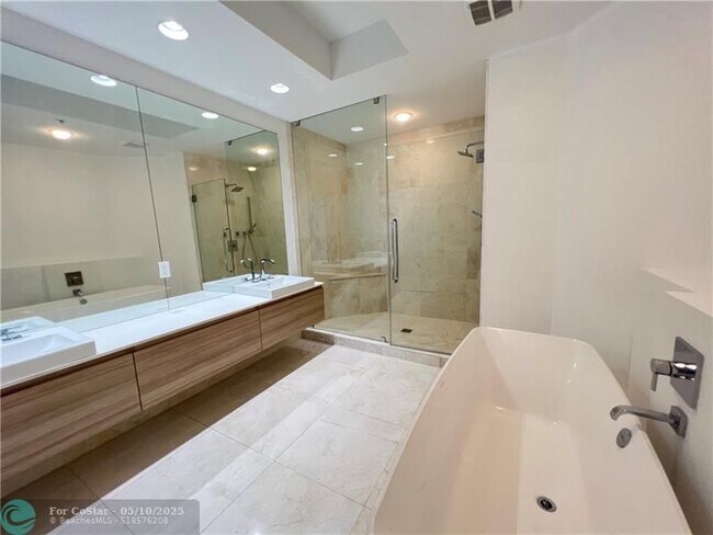 Building Photo - 17301 Biscayne Blvd