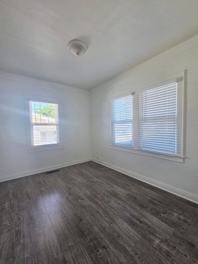 Building Photo - Charming Downtown Petaluma Gem - 3bed 1.5 Bath Available Now !