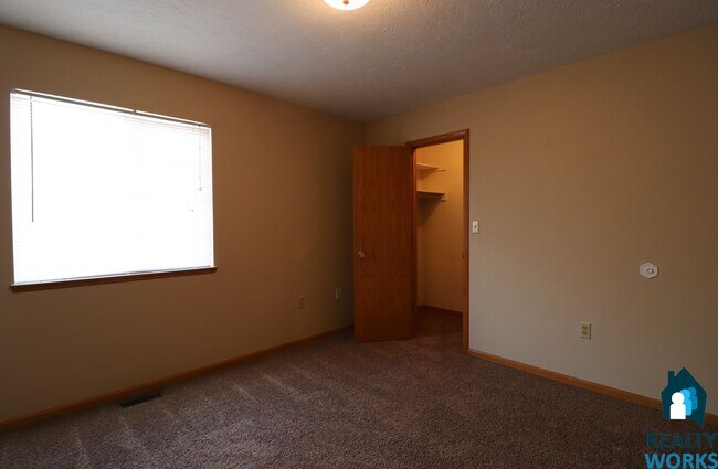 Building Photo - Corner Unit 3 Bedroom TownHome!