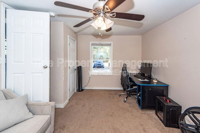 Building Photo - 1233 Hawthorne Cir