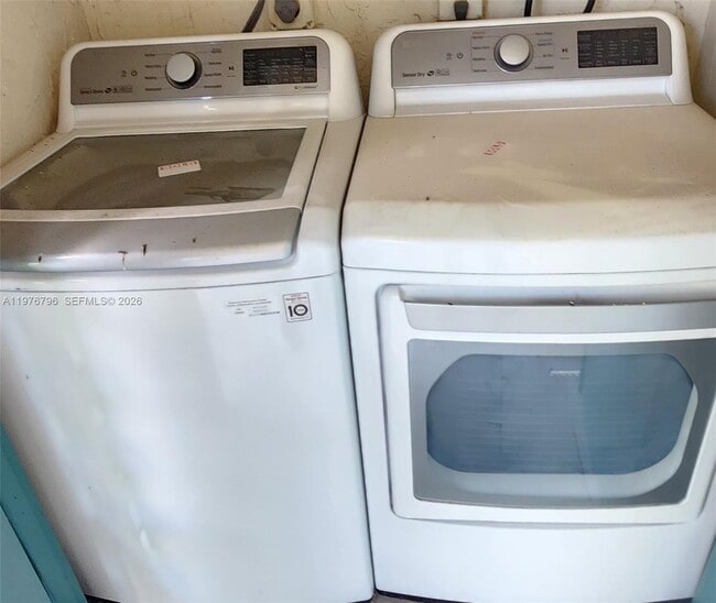 Building Photo - 902 NE 209th St