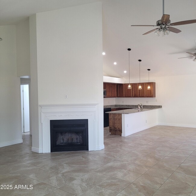 Building Photo - 1622 N Comanche Dr