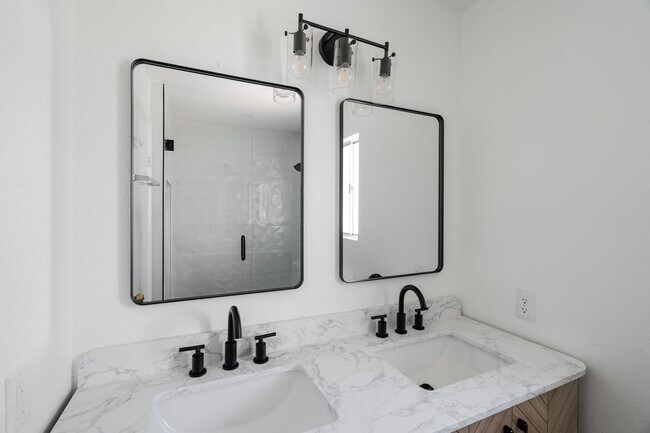 Building Photo - Private pool with canyon views!