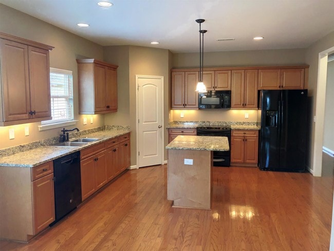 Building Photo - 2907 Blossom Park Drive Southeast