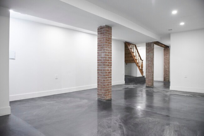 Building Photo - 182 Schaefer St