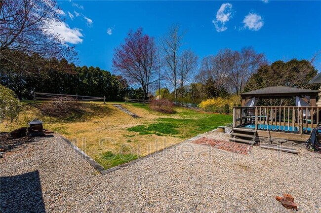 Building Photo - 36 Whittle St