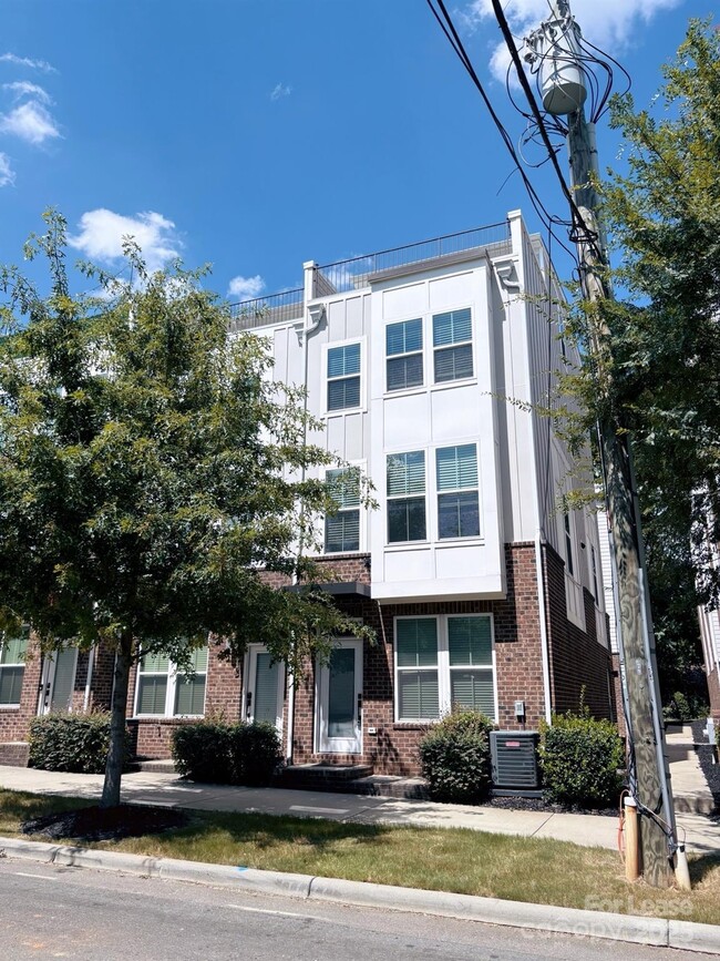 Building Photo - 417 E 16th St