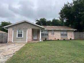 Building Photo - 513 Redwood Dr