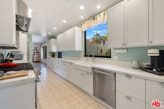 Building Photo - 608 S Indian Trail