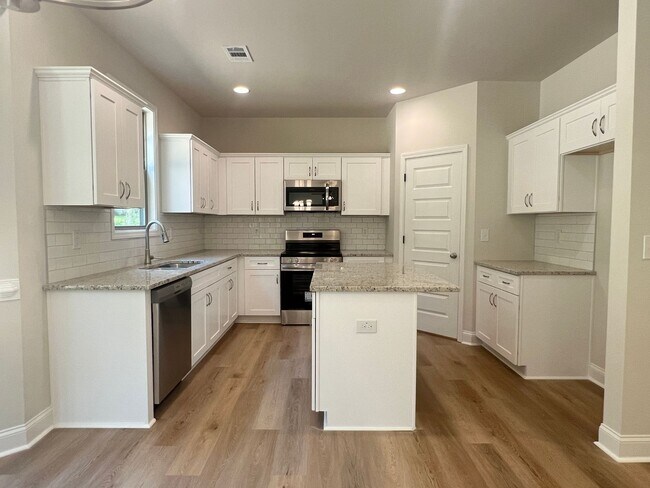 Building Photo - Beautifully Done & Brand New 4BD/2.5 Home in Jones Co.