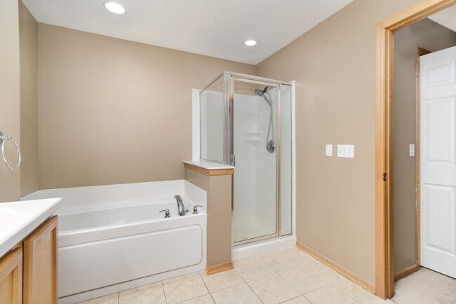 Building Photo - 2 Bed | 2 Bath in The Lakes of Blaine