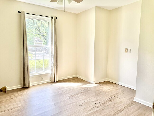 Building Photo - 555 Burgin Ave