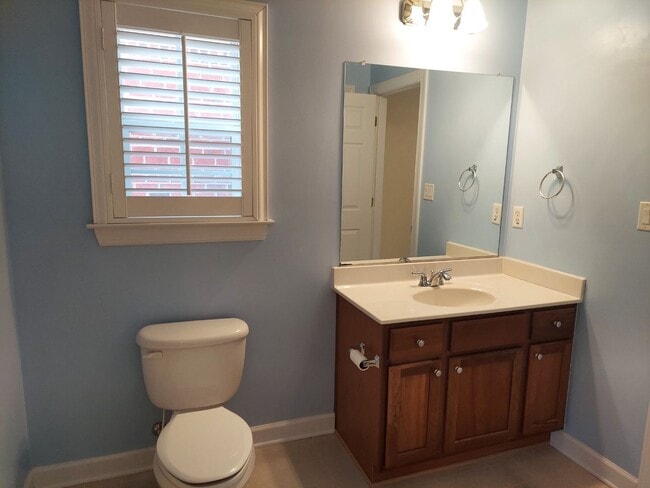Building Photo - 3 Bed 2.5 Bath Townhouse