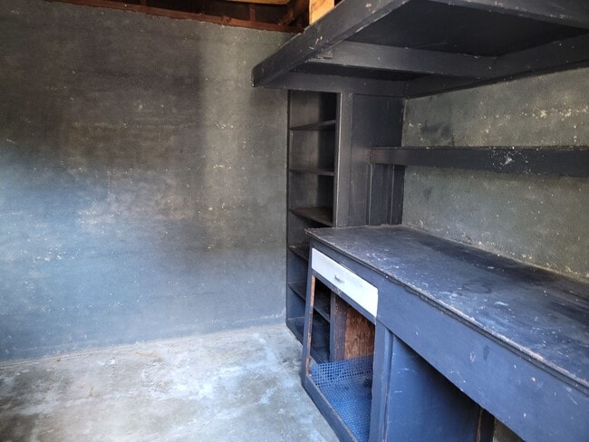 Building Photo - Charming Single Family Home with Spacious ...