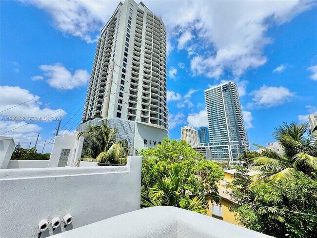 Building Photo - 504 SW 4th Ave