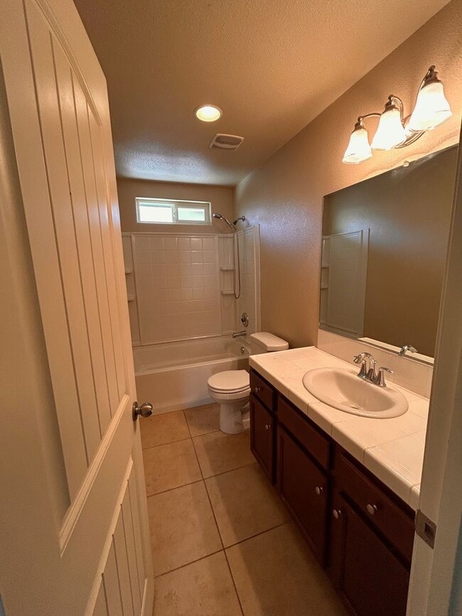 Building Photo - Nice home for rent in Visalia!