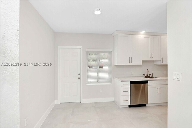 Building Photo - 930 SW 24th Ct