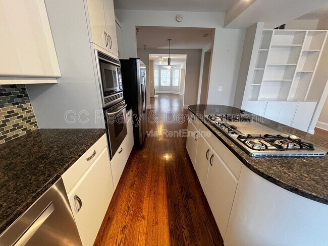 Building Photo - 1423 W Oakdale Ave