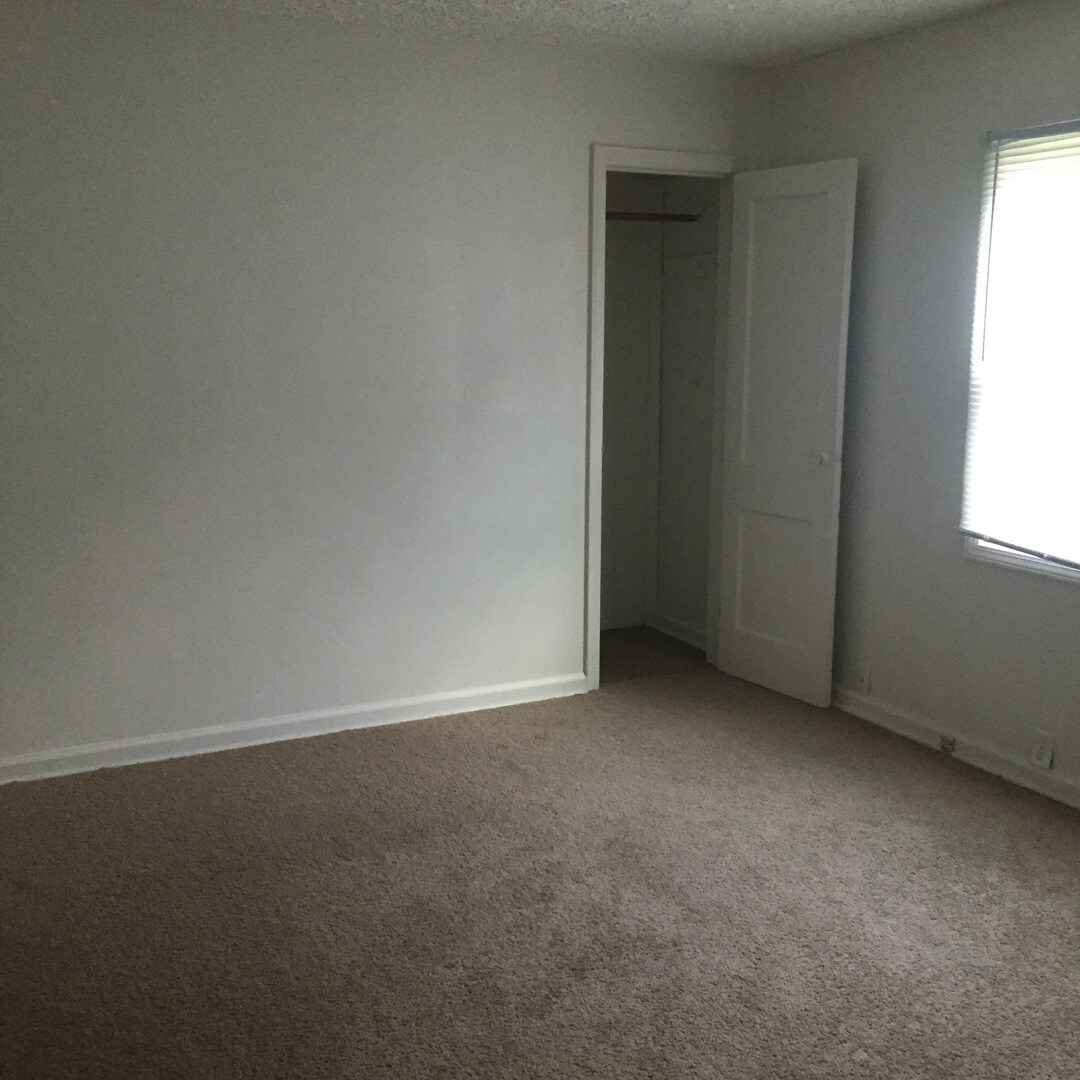 Building Photo - Great Location - 3 Bedrooms