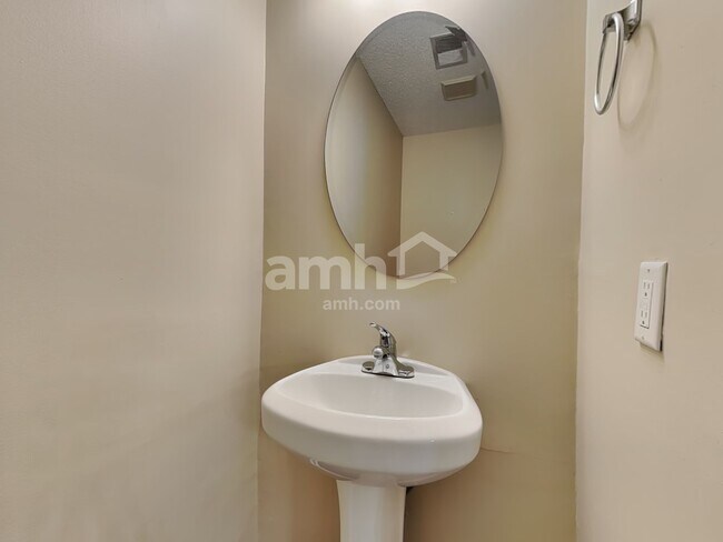 Building Photo - 14 Hidden Lakes Ln