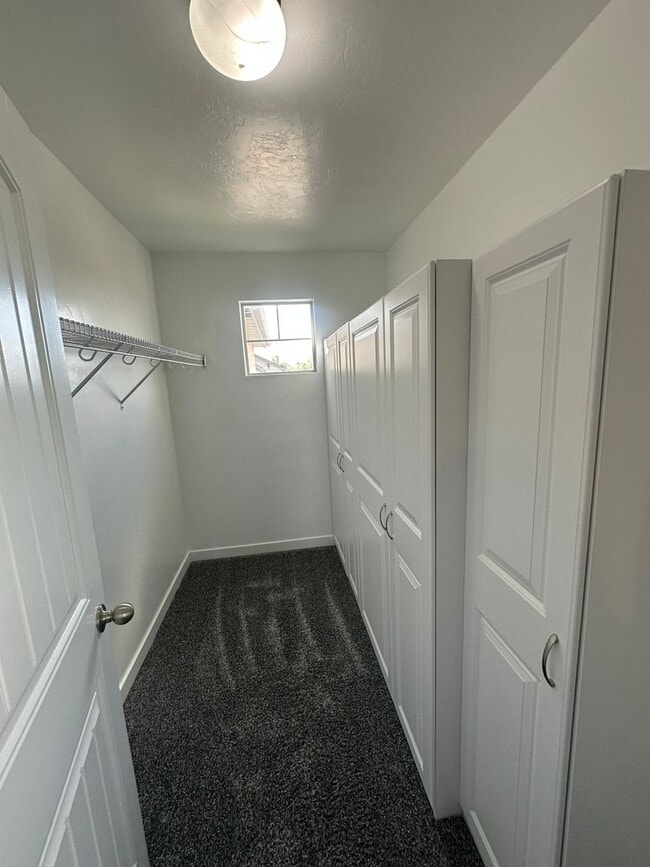 Building Photo - 3 Weeks Rent FREE! Modern 3 Bed 2.5 Bath T...