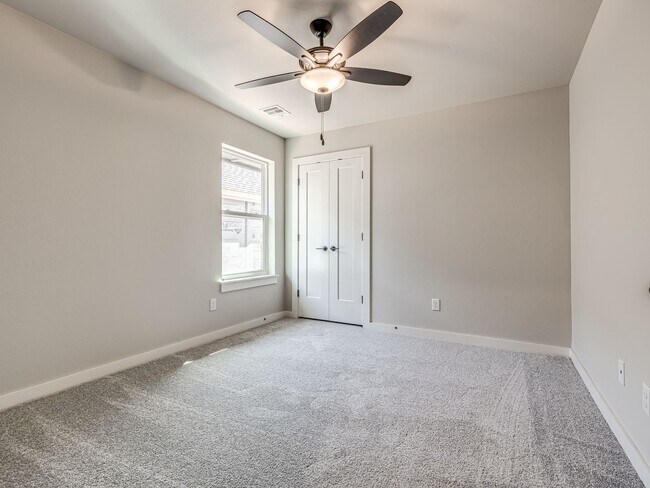 Building Photo - Newer Beautiful home in East Edmond + 4 Be...