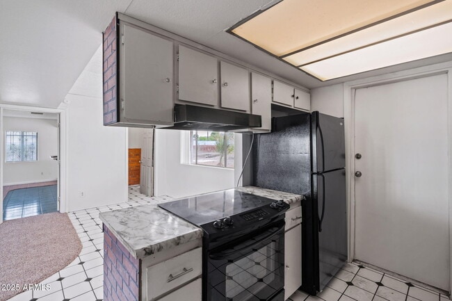 Building Photo - 13 E Desert Dr