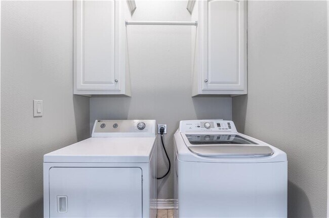 Building Photo - 2612 S Everest Ave