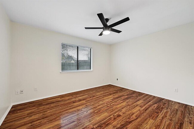 Building Photo - 703 Hyde Park Ct
