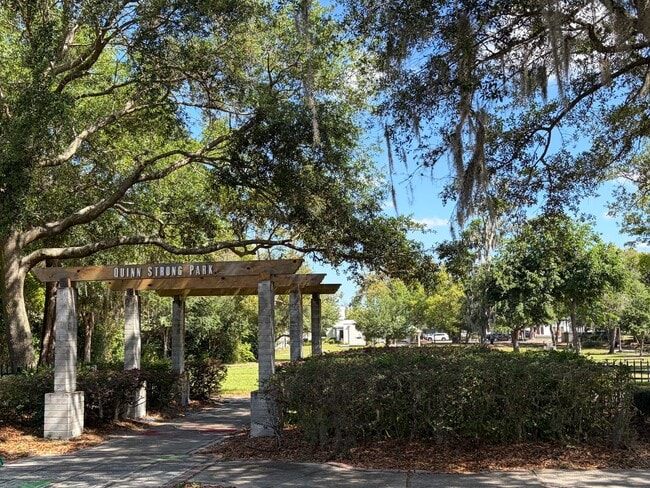 Building Photo - Newly Renovated 2 Bedroom Duplex in Maitland Available Now! Modern Finishes!