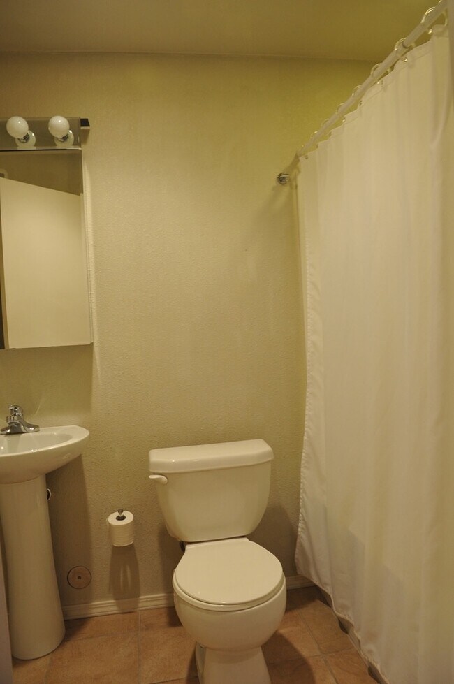 Building Photo - 4 bed 3 bath home with second living room