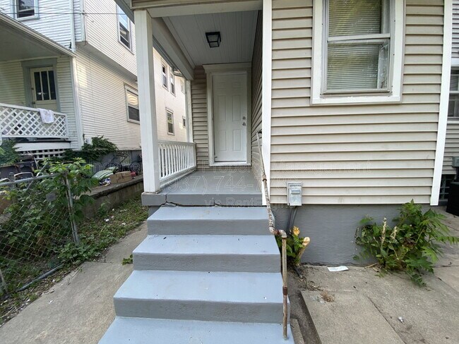 Building Photo - 26 W Beechwood Ave