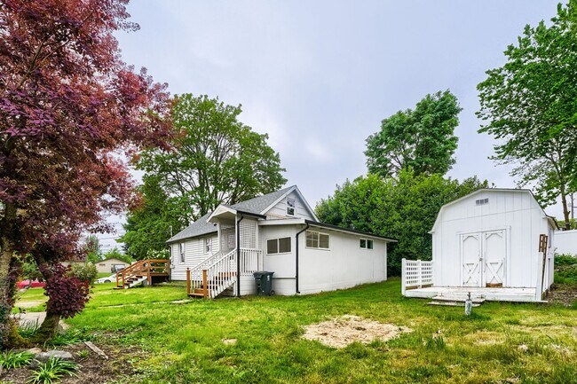 Building Photo - Bright & Charming 2bed/1bath + Mudroom Home in Tacoma!