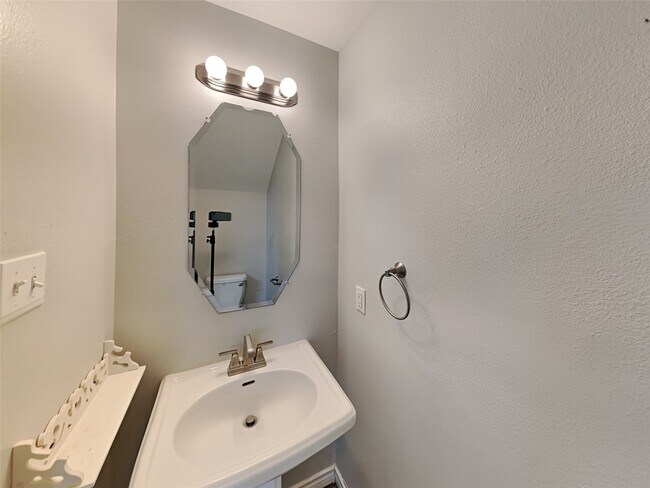 Building Photo - 13323 Ambrosa Dr