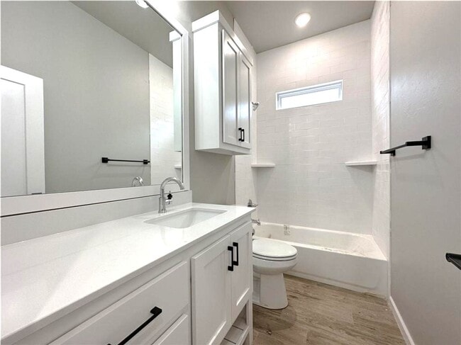 Building Photo - 3 Bed 2 Bath 2 Car in Twin Silos Addition Edmond, OK