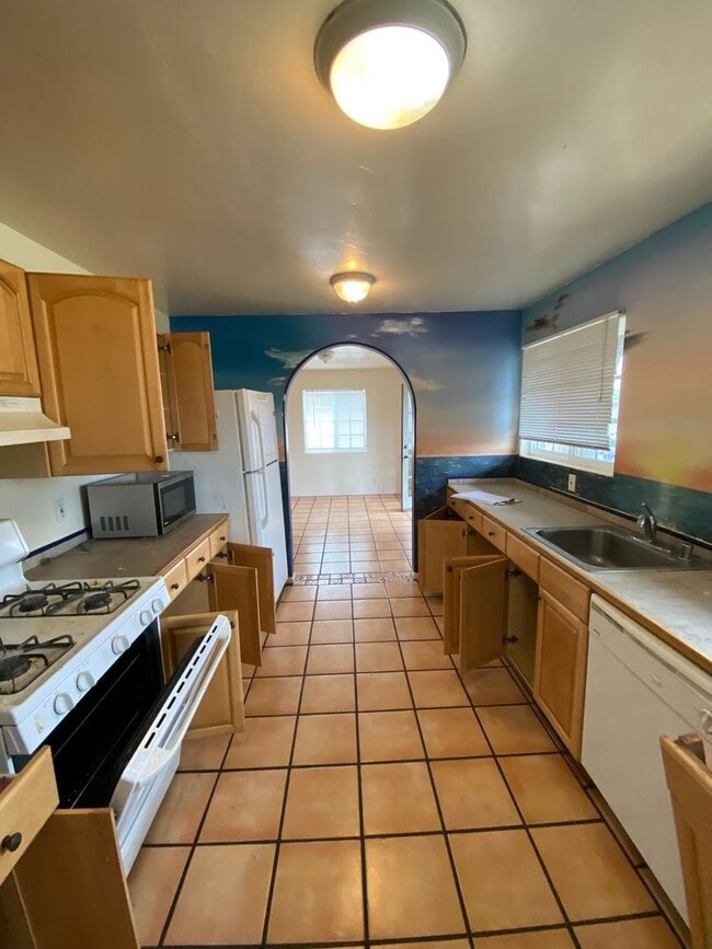 Building Photo - 6636 Del Playa Dr