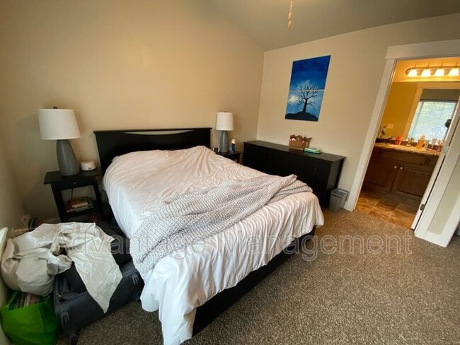 Building Photo - 887 Independence Ave