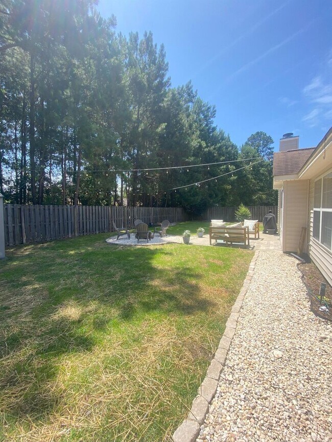 Building Photo - Beautiful 3 Bedroom Home with Fireplace & Private Backyard in Pooler
