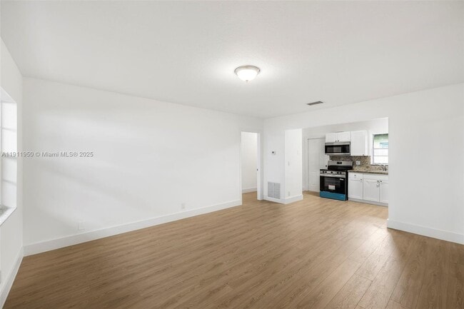 Building Photo - 2033 Dewey St