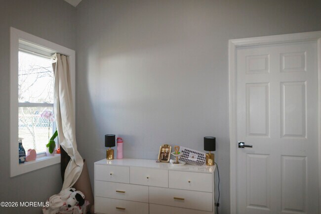 Building Photo - 295 Roosevelt Ave