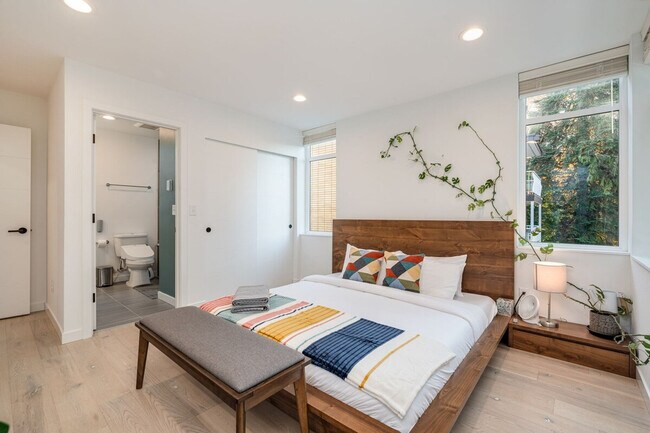 Building Photo - 764A Belmont Pl E