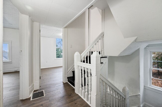 Building Photo - Spacious 3 Bed, 1 Bath Apartment in Garfie...